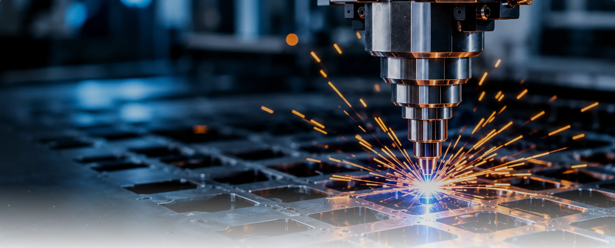 Laseranlage im Einsatz – Photonics Systems Group Präzises Laserschneiden von Metall bei der Photonics Systems Group in Krailling